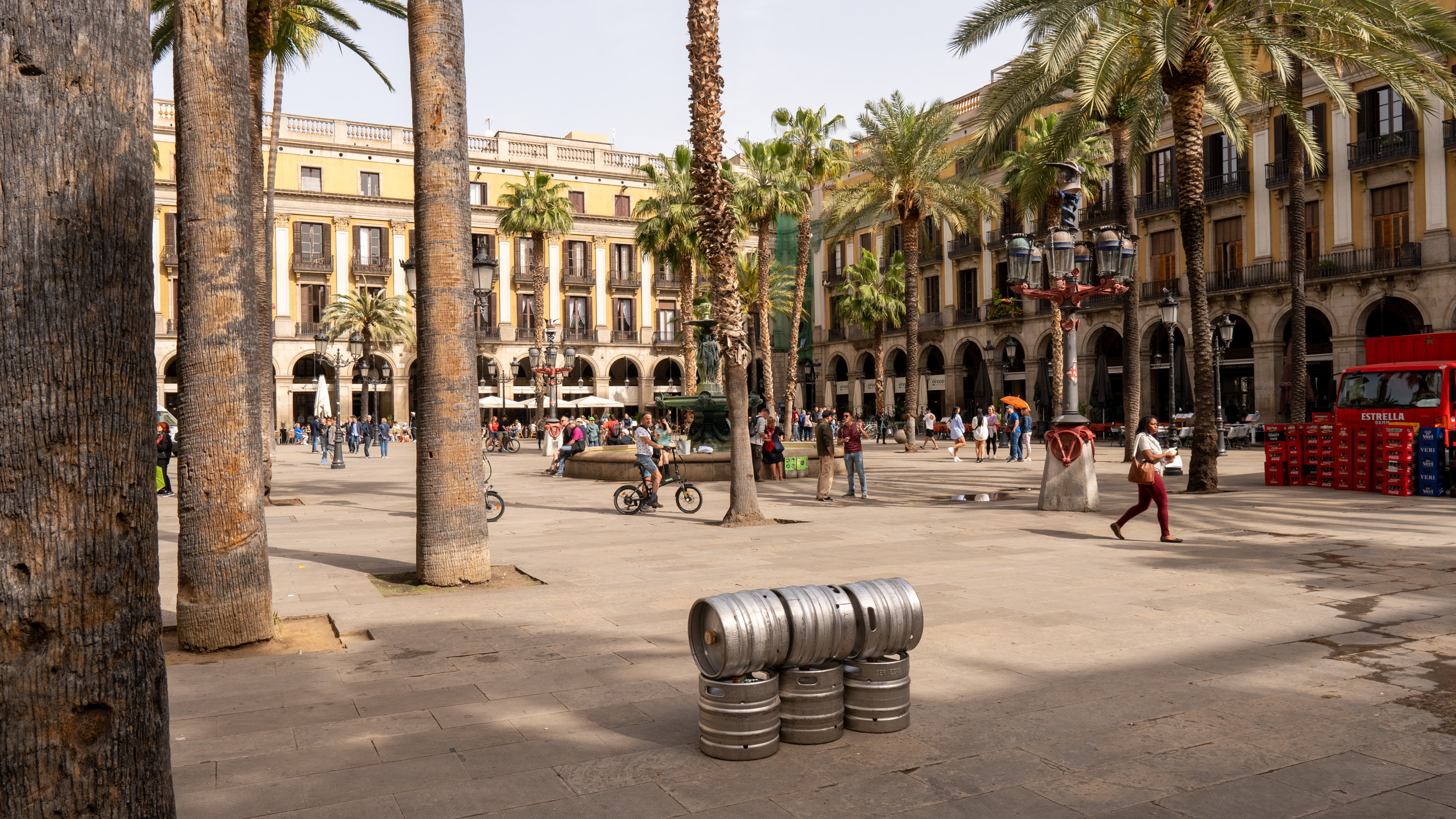 Bierlieferung am Morgen auf dem Plaça del Rei