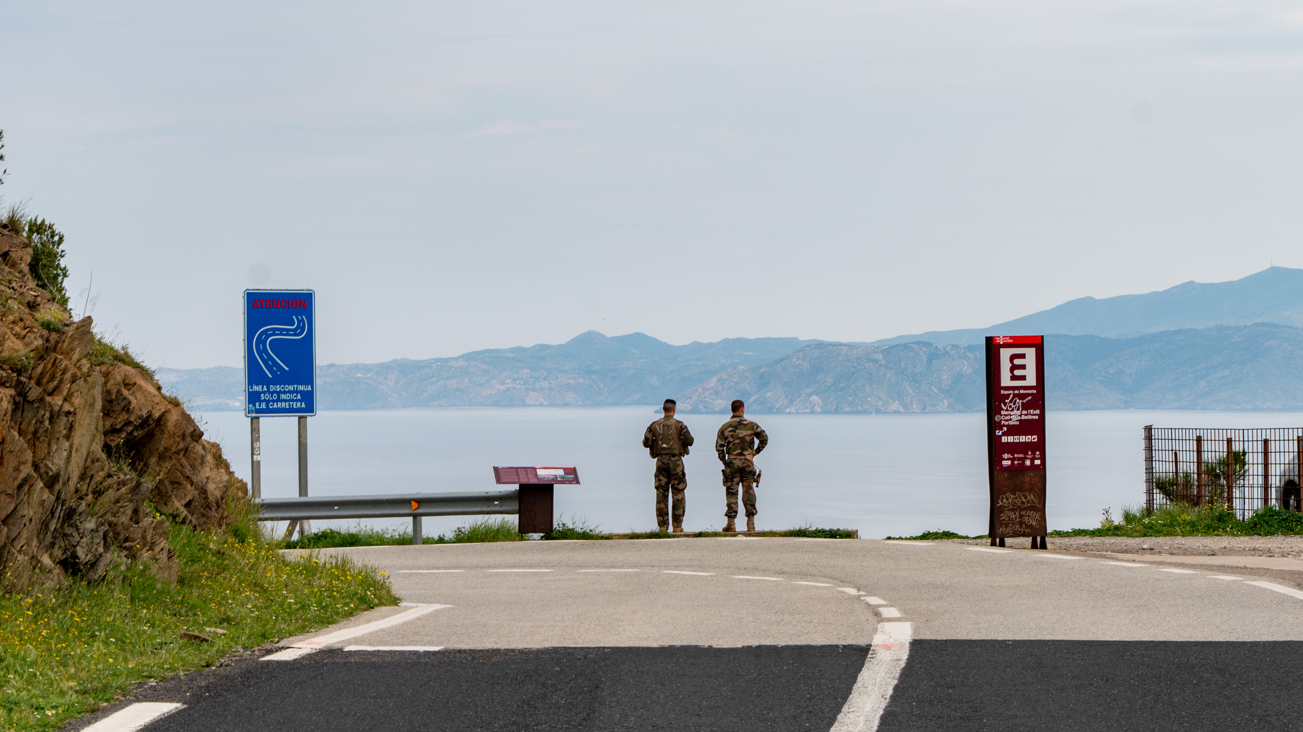 fränzosisches Militär ca. 10 m über der Grenze in Spanien!