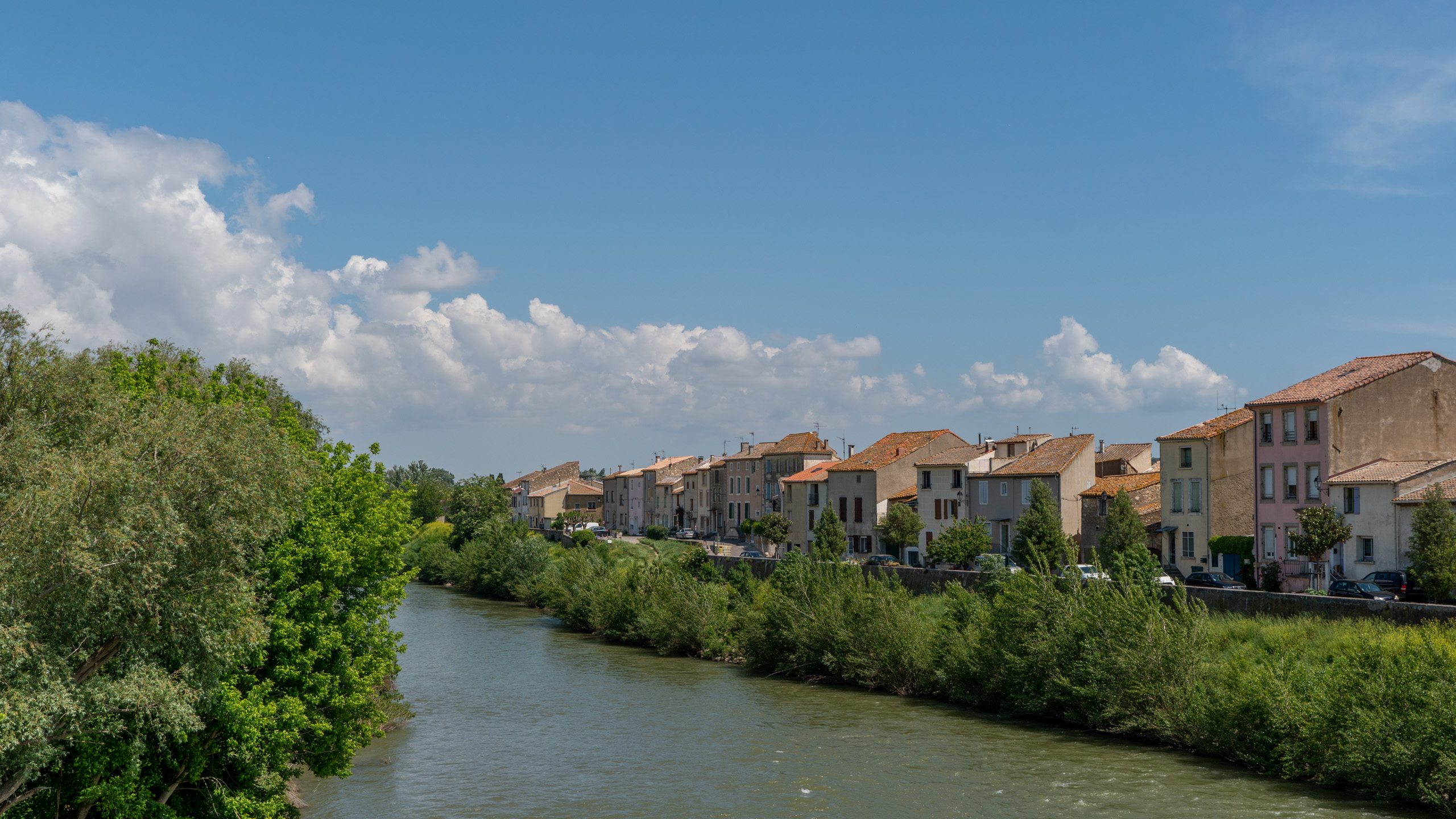 Häuserfront am Fluss Aude