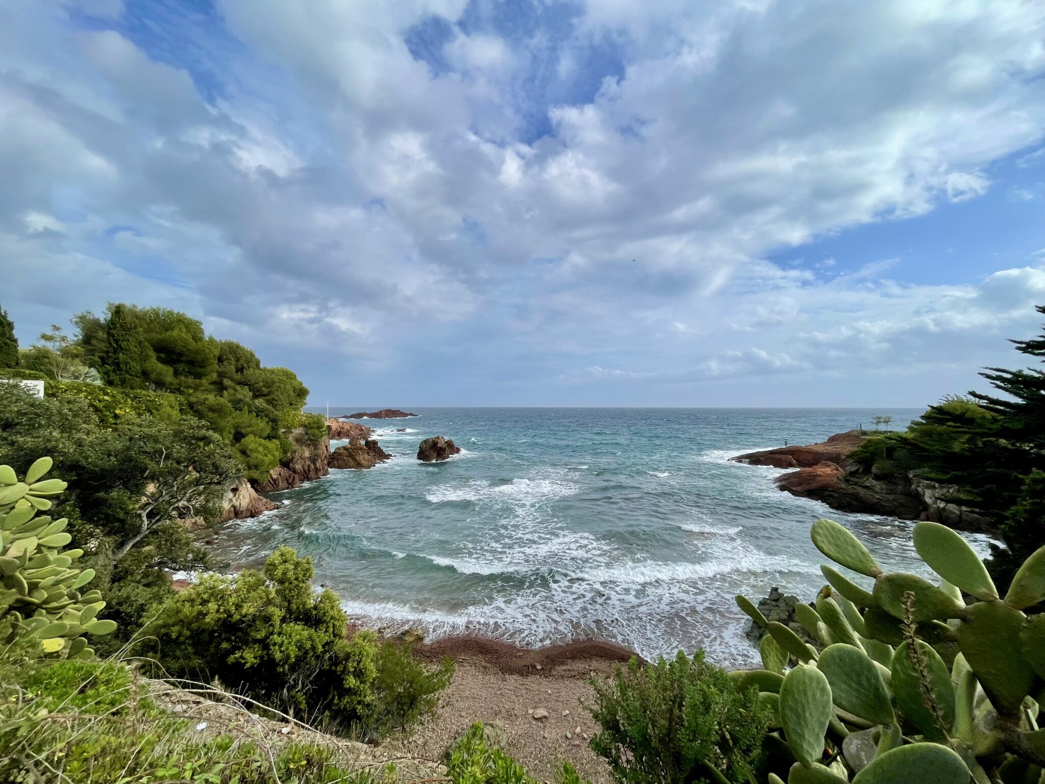 Bucht bei Saint-Raphaël mit heiterem Wetter